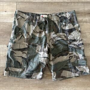 Wrangler Camo Cargo Shorts | Men's Size 38 | Green Relaxed Fit Outdoor Utility